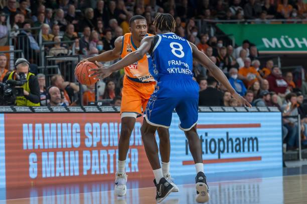 多次发生的 多次发生的